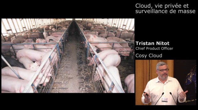 Tristant Nitot montre une page de diaporama avec un élevage industriel de cochons