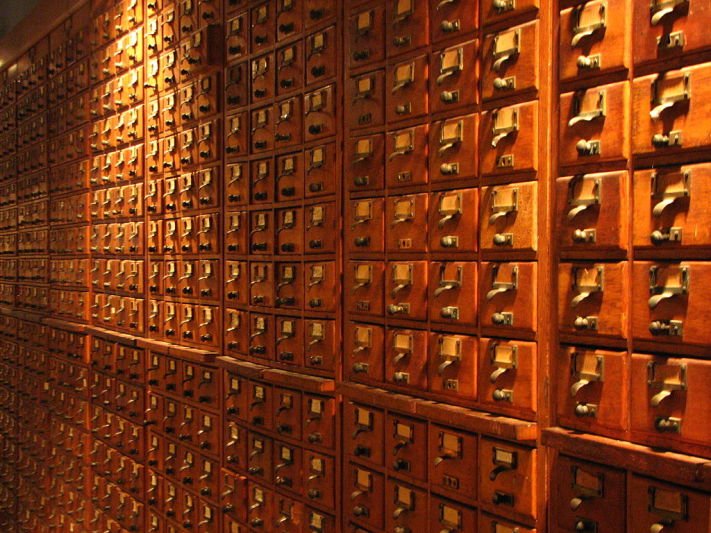 Drawers of the Mundaneum's Universal Bibliographical System bibliographic index cards, which in the present day reside at Mundaneum in Mons, Belgium (fdecomite, wikipédia, CC BY)